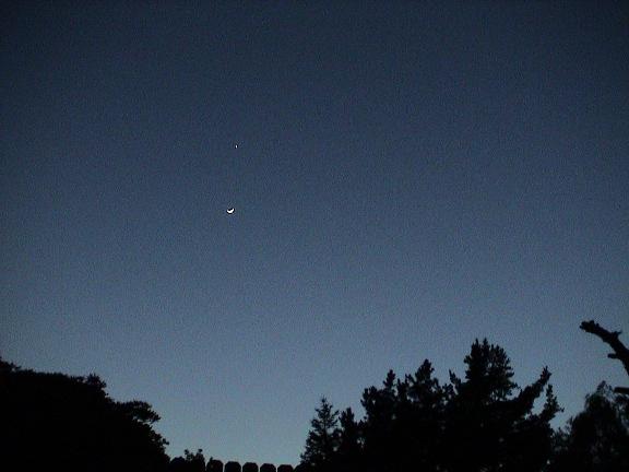 A picture of the moon & Venus aligned